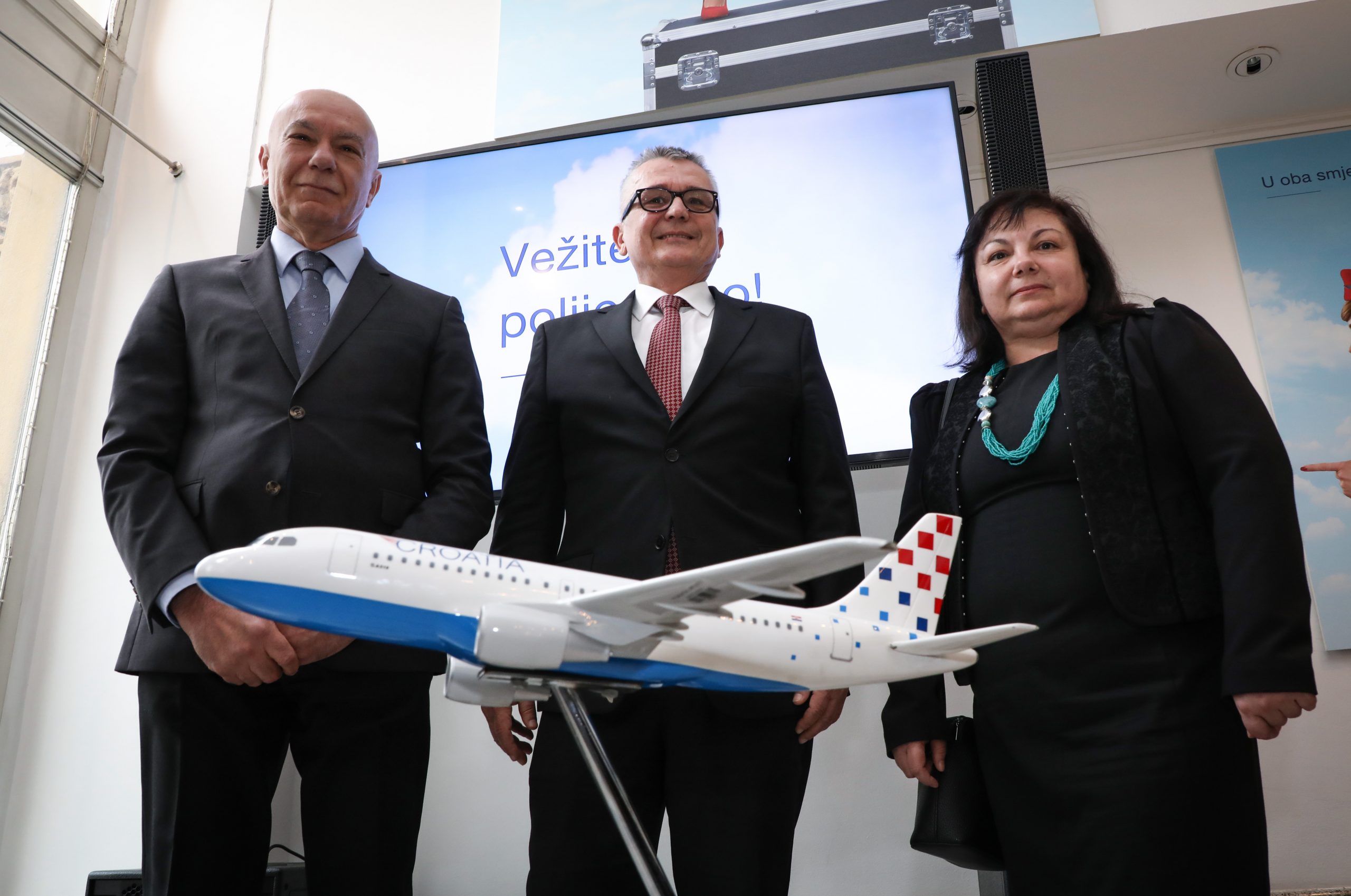 Zagreb, 24.02.2020. - Croatia Airlines predstavila je nove međunarodne linije Zagreb - Sofija i Zagreb - Podgorica. Na fotografiji veleposlanik Crne gore u Hrvatskoj Boro Vučinić, predsjednik uprave Croatia Airlinesa Jasmin Bajić, veleposlanica Republike Bugarske u RH Genka Georgieva.
foto HINA/ Admir BULJUBAŠIĆ/ abu
