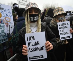 epa08243432 Supporters of Wikileaks founder Julian Assange protest in front of the Woolwich Crown Court in London, Britain, 24 February 2020. Assange is facing possible extradition to the US on 18 charges, where he could be sentenced with up to 175 years in prison if found guilty.  EPA/NEIL HALL