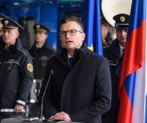 Ljubljana, 24.2.2020 - Slovenski premijer Marjan arec izjavio je u ponedjeljak da je Slovenija spremna i zatvoriti granice ukoliko se pojaèa rizik unosa koronavirusa, javljaju slovenski mediji. "Zbog irenja koronavirusa Slovenija æe zatvoriti granice bude li potrebno, odnosno provoditi mjere koje su srazmjerne i odgovarajuæe prilikama do kojih moe doæi", kazao je arec novinarima prilikom popodnevne proslave predaje novog helikoptera policiji na ljubljanskom aerodromu.
foto HINA/ STA/ Nebojsa Tejic/ ua