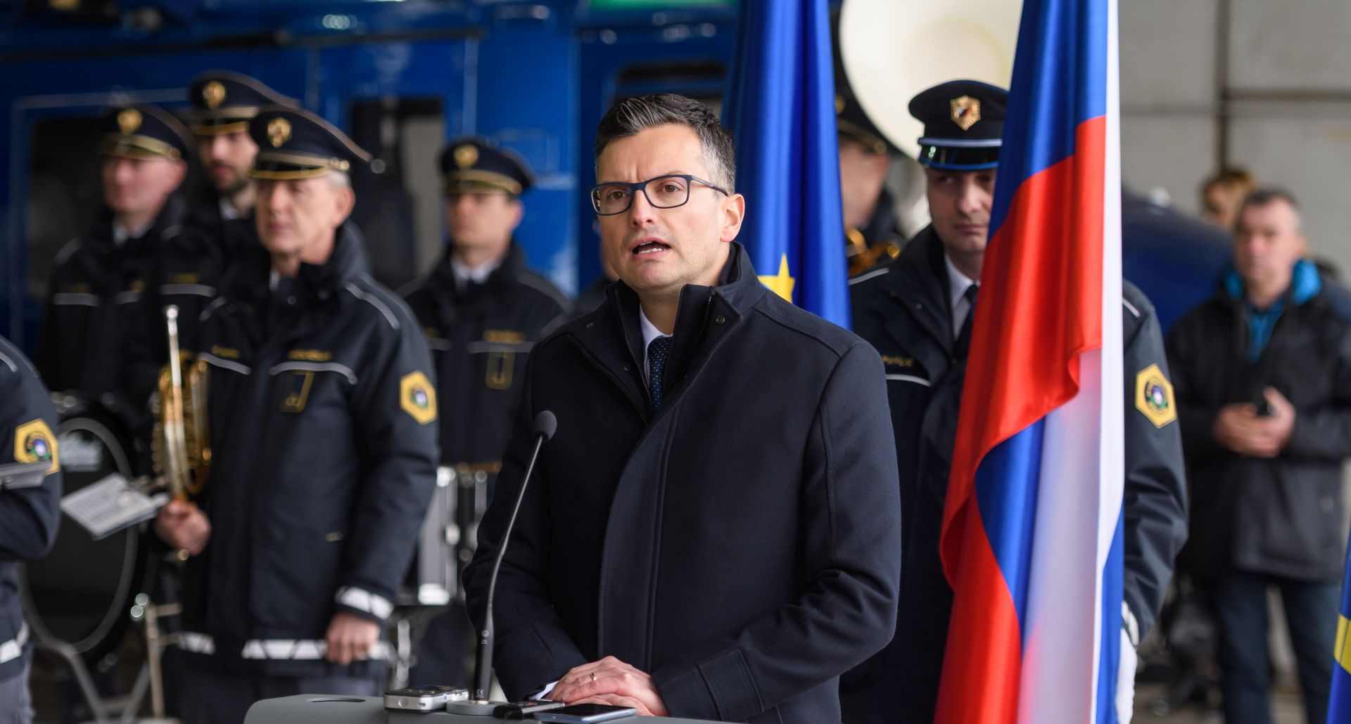 Ljubljana, 24.2.2020 - Slovenski premijer Marjan arec izjavio je u ponedjeljak da je Slovenija spremna i zatvoriti granice ukoliko se pojaèa rizik unosa koronavirusa, javljaju slovenski mediji. "Zbog irenja koronavirusa Slovenija æe zatvoriti granice bude li potrebno, odnosno provoditi mjere koje su srazmjerne i odgovarajuæe prilikama do kojih moe doæi", kazao je arec novinarima prilikom popodnevne proslave predaje novog helikoptera policiji na ljubljanskom aerodromu.
foto HINA/ STA/ Nebojsa Tejic/ ua