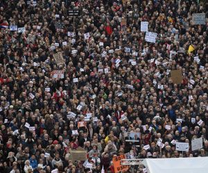 01.02.2020., Zagreb - Prosvjed protiv gradonacelnika Milana Bandica na glavnom zagrebackom trgu Bana Josipa Jelacica. Prosvjed pod nazivom "Dosta je!" organiziraju udruge Zelena akcija, Pravo na grad i Siget, a na prosvjedu su se okupile tisuce gradjana.
Photo: Marko Lukunic/PIXSELL