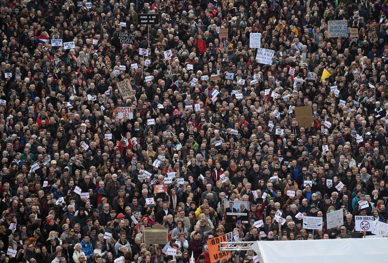 01.02.2020., Zagreb - Prosvjed protiv gradonacelnika Milana Bandica na glavnom zagrebackom trgu Bana Josipa Jelacica. Prosvjed pod nazivom "Dosta je!" organiziraju udruge Zelena akcija, Pravo na grad i Siget, a na prosvjedu su se okupile tisuce gradjana.
Photo: Marko Lukunic/PIXSELL