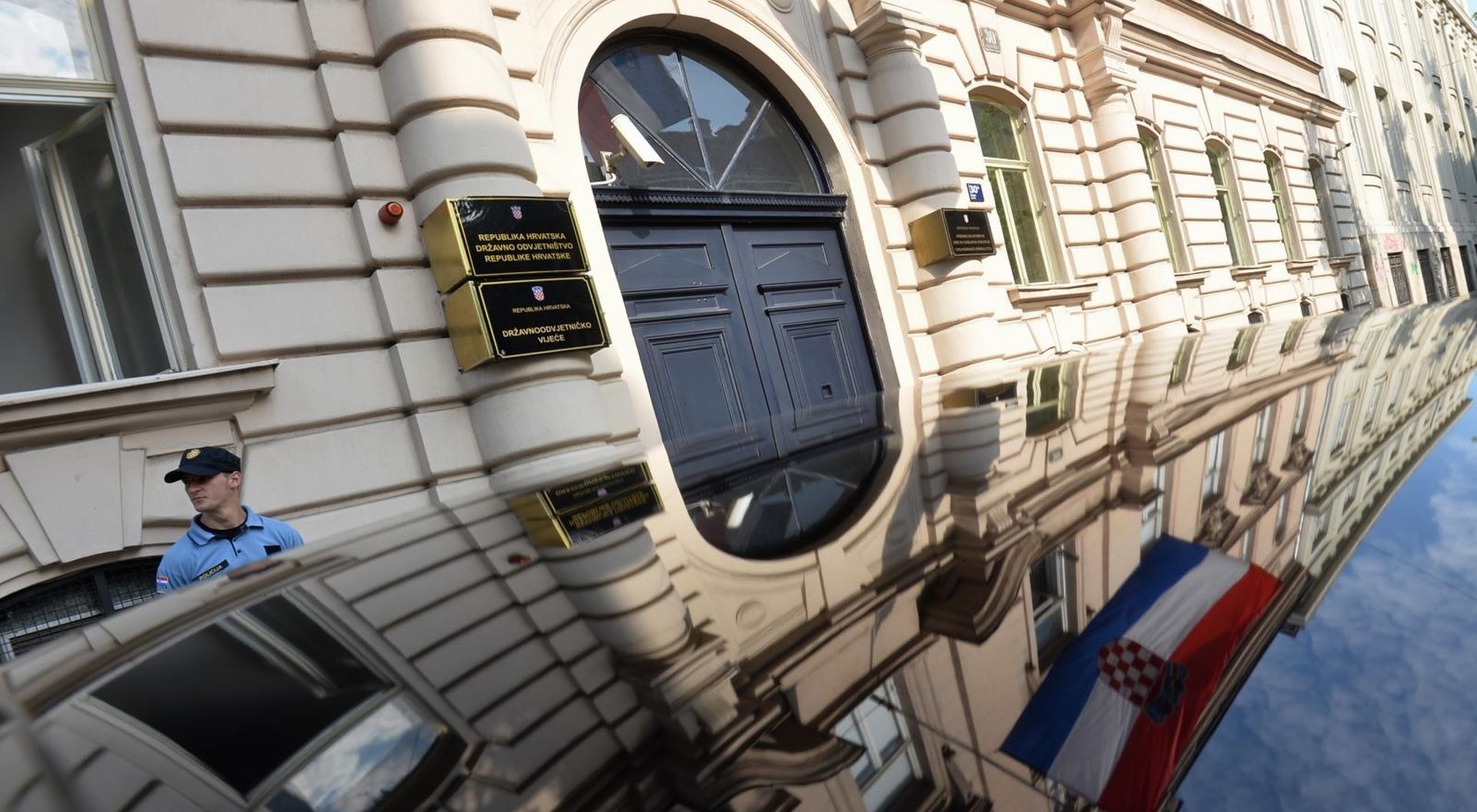 02.07.2015., Zagreb - Policija ispred zgrade USKOK-a. 
Photo: Marko Lukunic/PIXSELL
