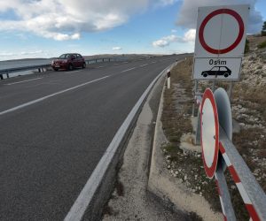 Jaka bura prevrnula kamion kod Paškog mosta 04.01.2019., Pag - Jaka bura prevrnula je kamion kod Paskog mosta koji je otvoren samo za osobna vozila. 

Photo: Dino Stanin/PIXSELL