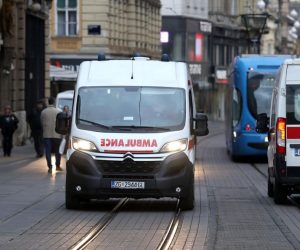 04.02.2020., Zagreb - Vozila sanitetskog prijevoza iz cijele Hrvatske cesta su slika na zagrebackim ulicama, sto bi se od sutra moglo dosta promijeniti. Hrvatski sindikat sanitetskog prijevoza strajkom trazi izmjenu Vladine Uredbe o nazivima radnih mjesta i koeficijentima slozenosti poslova, kako bi se sanitetskom prijevozu vratili stari koeficijenti, umanjeni nakon razdvajanja hitne pomoci i sanitetskog prijevoza 2011. godine.
Strajk, koji ce odrzati samo u Zagrebu, pocinje u srijedu u 6 sati i trajat ce do ispunjenja zahtjeva. Dok bude u strajku, zagrebacki sanitetski prijevoz radit ce s 30 posto kapaciteta
Photo: Patrik Macek/PIXSELL