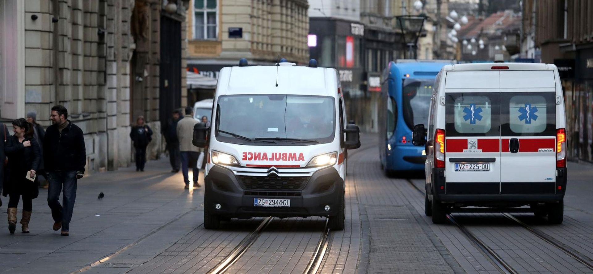04.02.2020., Zagreb - Vozila sanitetskog prijevoza iz cijele Hrvatske cesta su slika na zagrebackim ulicama, sto bi se od sutra moglo dosta promijeniti. Hrvatski sindikat sanitetskog prijevoza strajkom trazi izmjenu Vladine Uredbe o nazivima radnih mjesta i koeficijentima slozenosti poslova, kako bi se sanitetskom prijevozu vratili stari koeficijenti, umanjeni nakon razdvajanja hitne pomoci i sanitetskog prijevoza 2011. godine.
Strajk, koji ce odrzati samo u Zagrebu, pocinje u srijedu u 6 sati i trajat ce do ispunjenja zahtjeva. Dok bude u strajku, zagrebacki sanitetski prijevoz radit ce s 30 posto kapaciteta
Photo: Patrik Macek/PIXSELL