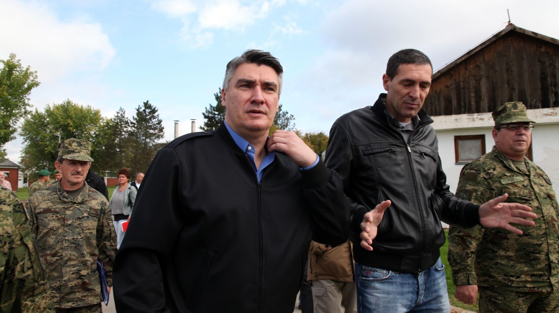 05.10.2015., Petrinja - Predsjednik Vlade Republike Hrvatske Zoran Milanovic i ministar obrane Ante Kotromanovic posjetili su vojarnu Pukovnik Predrag Matanovic, razgledavsi novoizgradjene i modernizirane objekte, a obisli su i lokaciju buduceg veteranskog centra uz vojarnu Zrin. 
Photo: Edina Zuko/PIXSELL