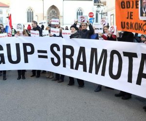 06.02.2020., Zagreb - Prosvjed gradjana, gradskih udruga i inicijativa ispred Gradske skupstine protiv izmjena Generalnog urabistickog plana. Photo: Patrik Macek/PIXSELL
