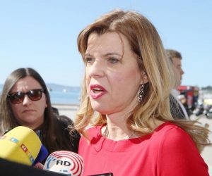 06.04.2019.,Split - SDP-ovci uoci danasnjeg predstavljanja kandidata za Europski parlament prisustvovali akciji  Socijaldemokratskog foruma zena SDP-a Hrvatske „Omiljeni cvijet Ane Rukavine“ na splitskoj rivi. Biljana Borzan.
Photo:Ivo Cagalj/PIXSELL