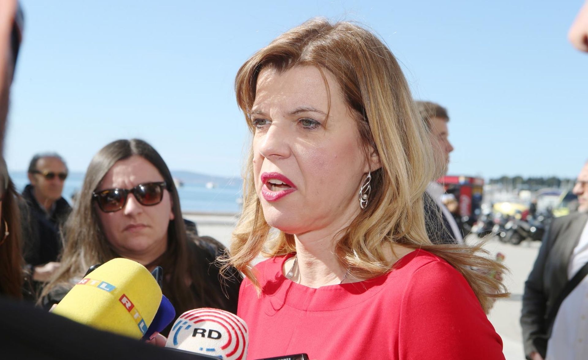 06.04.2019.,Split - SDP-ovci uoci danasnjeg predstavljanja kandidata za Europski parlament prisustvovali akciji  Socijaldemokratskog foruma zena SDP-a Hrvatske „Omiljeni cvijet Ane Rukavine“ na splitskoj rivi. Biljana Borzan.
Photo:Ivo Cagalj/PIXSELL