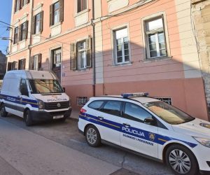08.02.2020., Pula - Istarska policija je potvrdila da je oko 11.05 sati zaprimila dojavu da je u zgradi u Zadarskoj ulici u Puli pronadjen ozlijedjeni mladic. Zbog zadobivenih ozljeda, prevezen je u pulsku bolnicu, gdje je utvrdjeno da je teze ozlijedjen. U tijeku je ocevid i policijski sluzbenici utvrdjuju sve okolnosti dogadjaja. 
Photo: Dusko Marusic/PIXSELL