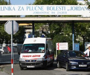 07.08.2009.Zagreb - Bivsi hrvatski premijer Ivo Sanader (56) hitno je u cetvrtak navecer hospitaliziran u zaraznoj bolnici "Fran Mihaljevic" zbog visoke temperature pregledan je u Klinici za zarazne bolesti, gdje su mu dijagnosticirali upalu pluca.Brojni novinari i fotoreporteri cekaju ispred bolnice, a zastitar im brani pristup. 
Photo: Jurica Galoic/24sata