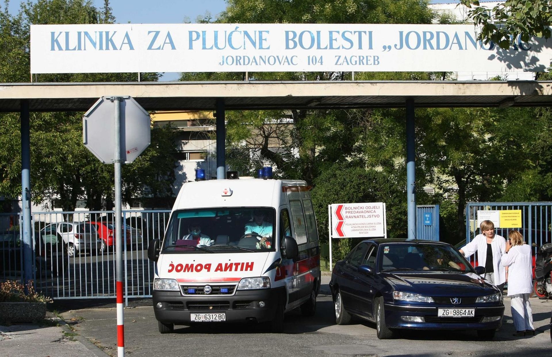 07.08.2009.Zagreb - Bivsi hrvatski premijer Ivo Sanader (56) hitno je u cetvrtak navecer hospitaliziran u zaraznoj bolnici "Fran Mihaljevic" zbog visoke temperature pregledan je u Klinici za zarazne bolesti, gdje su mu dijagnosticirali upalu pluca.Brojni novinari i fotoreporteri cekaju ispred bolnice, a zastitar im brani pristup. 
Photo: Jurica Galoic/24sata