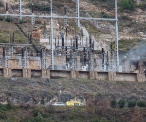 Dubrovnik: Nekoliko osoba prevezeneo u bolnicu zbog požara u HR Plat 10.01.2019., Hidroelktrana Plat, Plat, Zupa dubrovacka - Eksplozija i pozar u hidroelktrani Plat. Nacelnik policije Ivan Pavlicevic potvrdio je da je u odvodnom kanalu pronadjeno bezvotno tijelo jednog od trojice nestalih radnika hidroelektrane kojeg su ronioci izvukli na povrsinu. Za drugom dvojicom jos se traga.
Pozar u hidrocentrali Plat je ugasen. Pretpostavlja se da je uzrok pozara tehnicke naravi, a o uzroku ce vjestacenje provesti centar Ivan Vucetic. Sva trojica djelatnika za kojima se traga su s podrucja Dubrovnika. 
Photo: Grgo Jelavic/PIXSELL