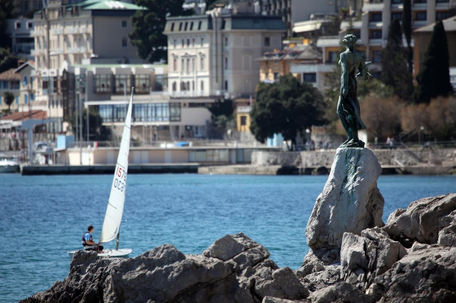 06.04.2010. - Opatija, Hrvatska. Ilustracije hotela, setnje, lijepog vremena, taxi brodica u Opatiji. Simbol Opatije djevojka sa galebom.
Photo: Nel Pavletic/PIXSELL