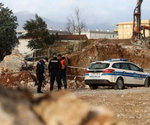 11.02.2020., Rijeka - Gradjevinski radnici na gradilistu bivse tvornice Rio u Izvidackoj ulici na Kantridi u Rijeci u ponedjeljak su uocili eksplozivnu napravu, avionsku bombu iz Drugog svijetskog rata. Policija osigurava mjesto pronalaska. Photo: Nel Pavletic/PIXSELL