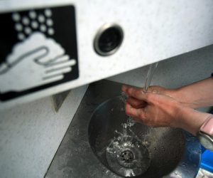 11.04.2011., Dubrava, Zagreb - Na okretistu tramvaja Dubrava ispred ulaza u jedan samocisceci javni wc curi voda. Automatska pipa iz koje curi voda za pranje ruku.
Photo: Sanjin Strukic/PIXSELL