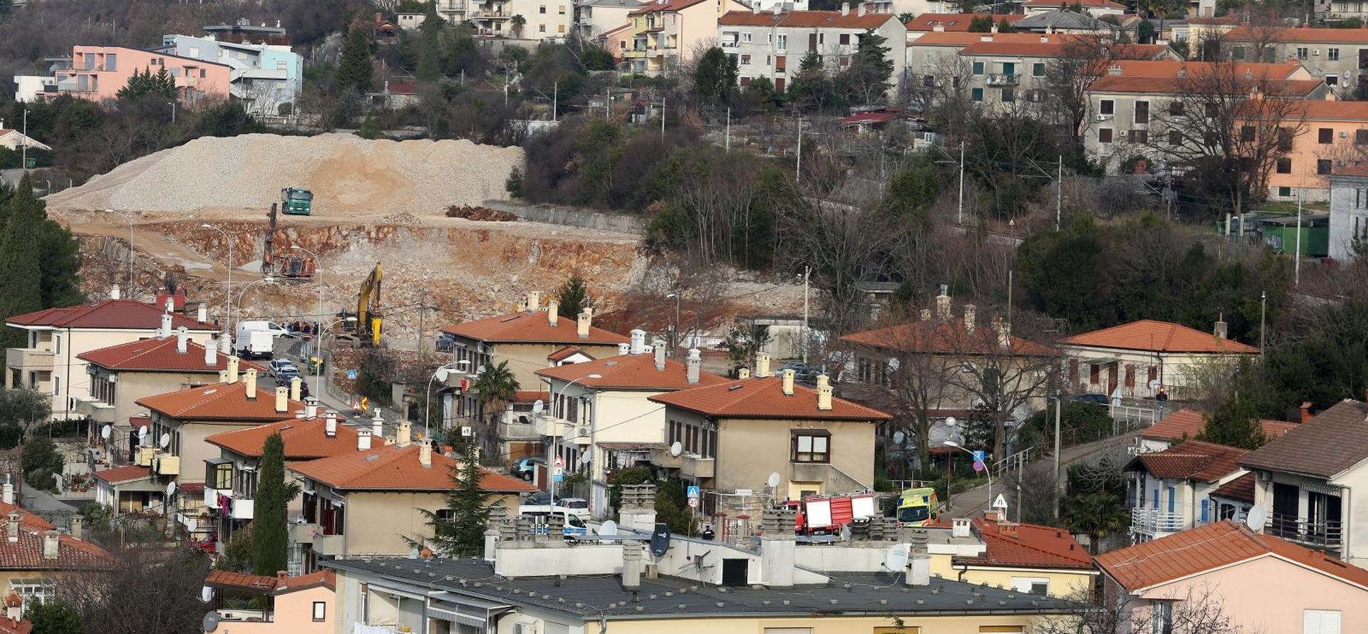 13.02.2020.,  Rijeka -  Izmjestanje avionske bombe pronadjene na gradilistu u Izvidjackoj ulici na Kantridi. Policija je blokirala kvart, gradjani su spustili rolete na prozorima. Bomba je kamionom odnesena na unistenje u sumu iznad Kamenjaka. 
Photo:Goran Kovacic/PIXSELL