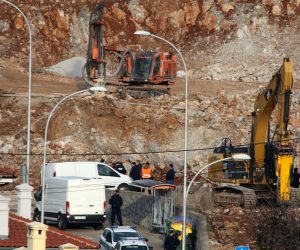 13.02.2020.,  Rijeka -  Izmjestanje avionske bombe pronadjene na gradilistu u Izvidjackoj ulici na Kantridi. Policija je blokirala kvart, gradjani su spustili rolete na prozorima. Bomba je kamionom odnesena na unistenje u sumu iznad Kamenjaka. 
Photo:Goran Kovacic/PIXSELL