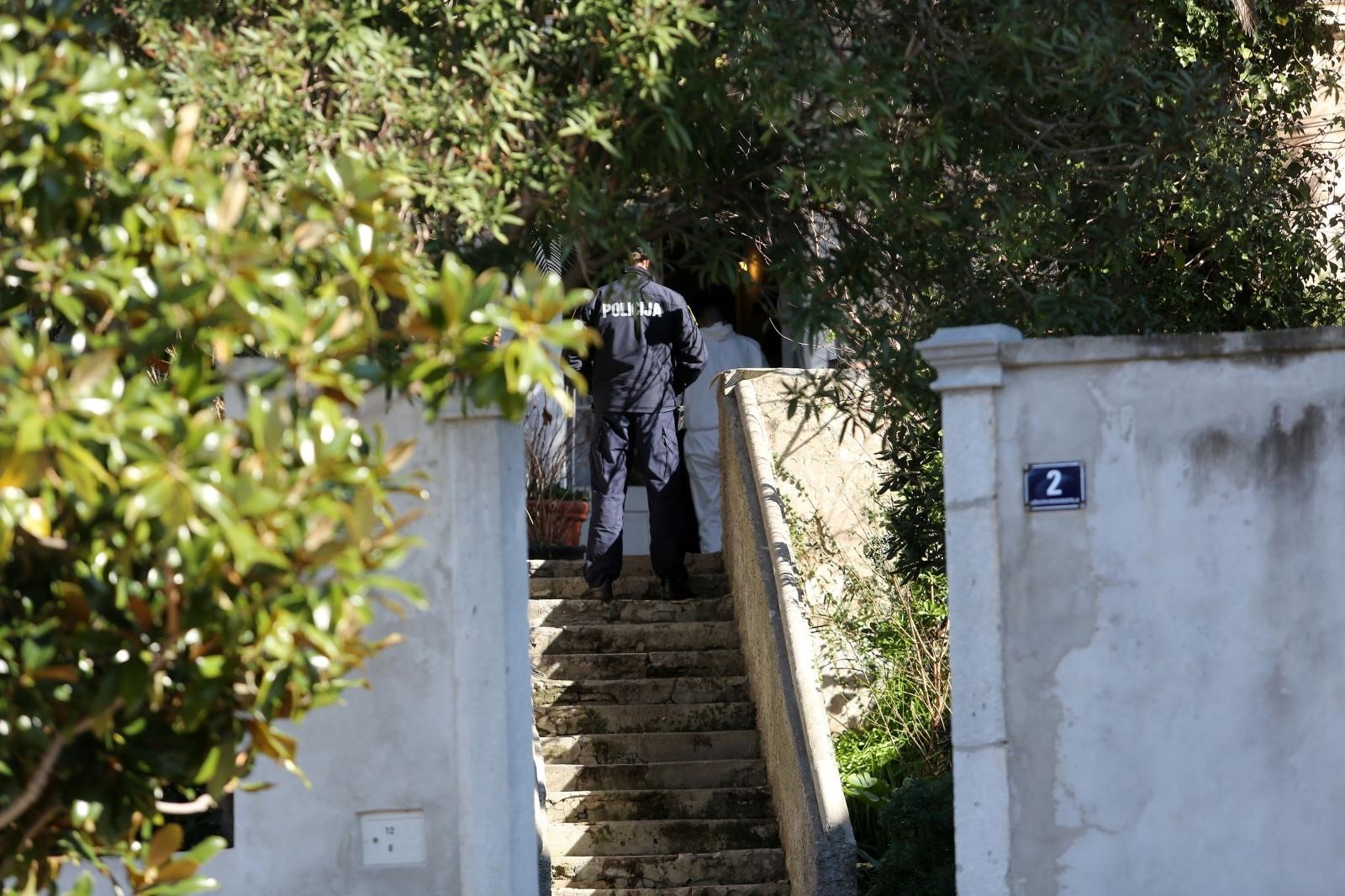 14.02.2020., Mali Losinj - Policijski ocevid u kuci u kojoj se dogodilo ubojstvo zenske osobe
Photo:Goran Kovacic/PIXSELL