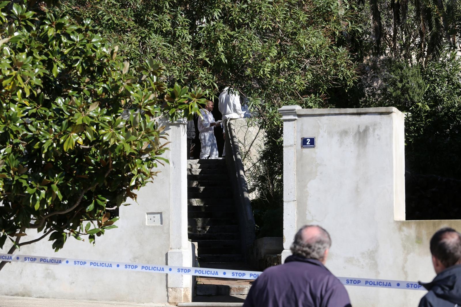 14.02.2020., Mali Losinj - Policijski ocevid u kuci u kojoj se dogodilo ubojstvo zenske osobe Photo:Goran Kovacic/PIXSELL