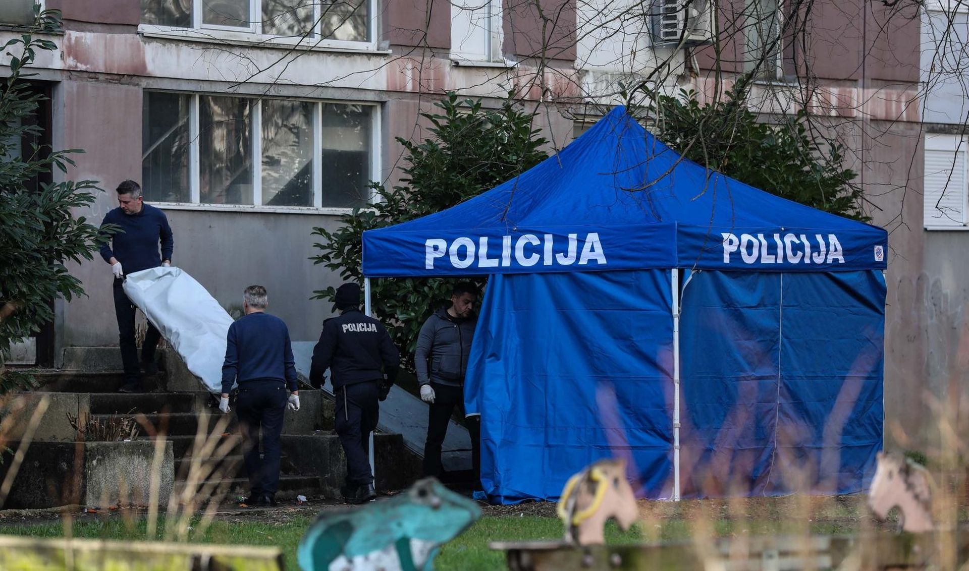 15.02.2020,Zagreb - U novozagrebackom naselju Sopot rano jutros pronadjena je mrtva zenska osoba ispred zgrade u Zemljakovoj ulici.Policija istrazuje okolnosti smrti.
Photo: Jurica Galoic/PIXSELL