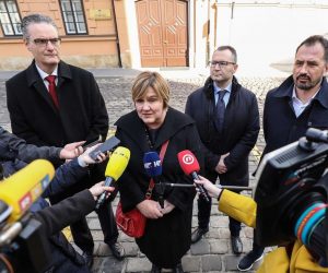 15.02.2020., Zagreb - Konferencija za medije ispred Ustavnog suda na kojoj su se Zeljka Markic, Vice Batarelo, Igor Peternel i odvjetnik Kresimir Grebenar osvrnuli na djelovanje Ustavnog suda RH te govorili o nadolazecim aktivnostima inicijative u osnivanju.
Photo: Jurica Galoic/PIXSELL