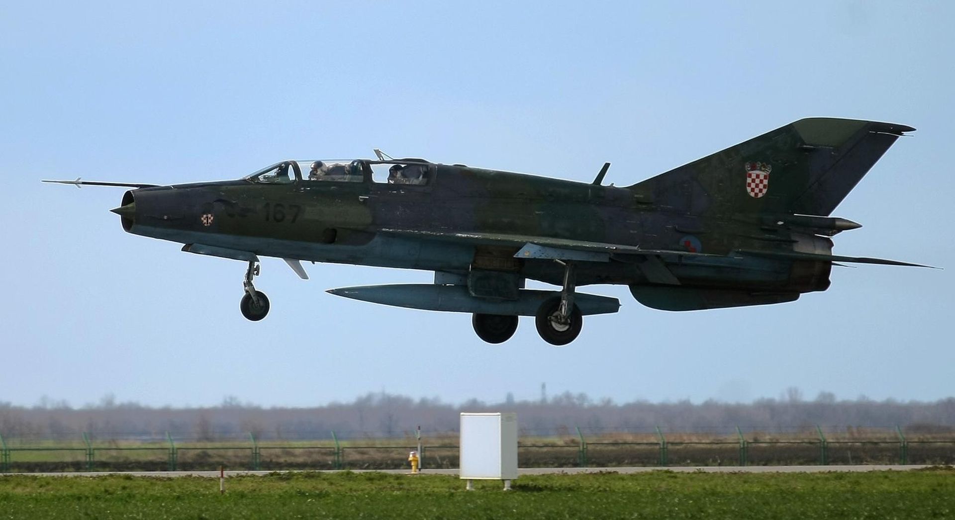 19.03.2013., Osijek - Vjezba i obuka mladih pilota MORH-a na avionu mig 21 umd verzija dvosjed. Avion mig 21 u preletu na otprilike desetak metara od zemlje. Photo: Davor Javorovic/PIXSELL
