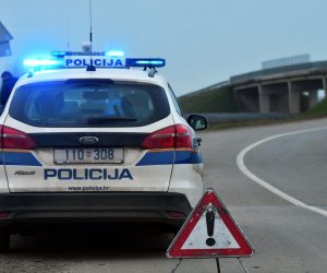 19.11.2019., Sikirevci/Gundinci - Na zupanijskoj cesti izmedju Sikirevaca i Gundinaca u blizini nadvoznjaka preko autoceste A3 doslo je do slijetanja vozila s kolnika pri cemu je smrtno stradala muska osoba. Ocevid je u tijeku, a okolnosti pod kojima se dogodila prometna nesreca biti ce poznate po njegovom dovrsetku. 
Photo: Ivica Galovic/PIXSELL