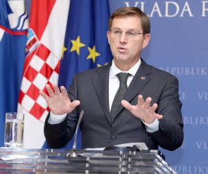 19.12.2017., Zagreb - Predsjednik Vlade Republike Hrvatske Andrej Plenkovic sastao se u Banskim dvorima s predsjednikom Vlade Republike Slovenije Mirom Cerarom, koji boravi  u radnom posjetu Republici Hrvatskoj. Nakon susreta premijeri su dali izjave za medije. 
Photo: Patrik Macek/PIXSELL