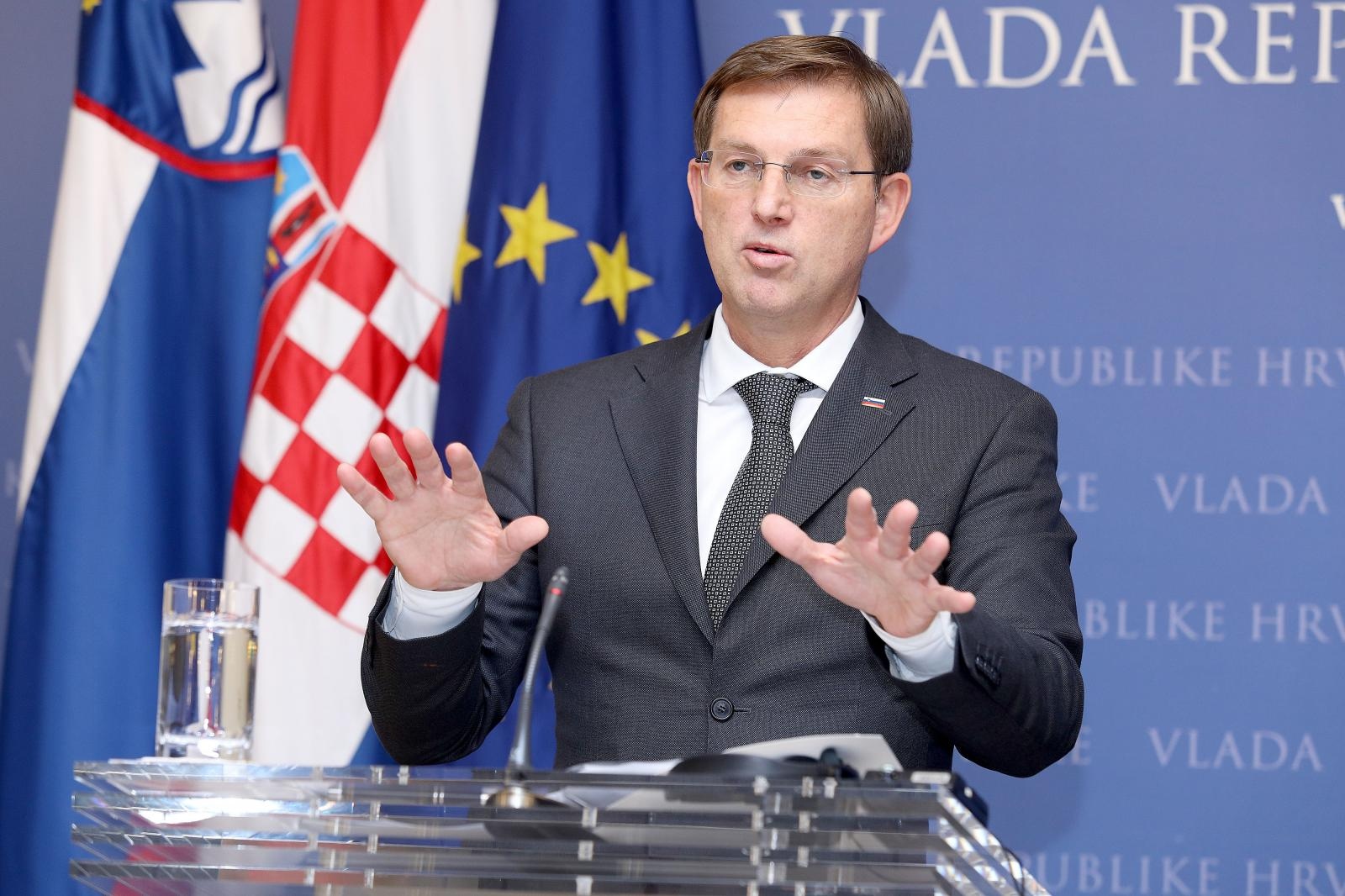 19.12.2017., Zagreb - Predsjednik Vlade Republike Hrvatske Andrej Plenkovic sastao se u Banskim dvorima s predsjednikom Vlade Republike Slovenije Mirom Cerarom, koji boravi  u radnom posjetu Republici Hrvatskoj. Nakon susreta premijeri su dali izjave za medije. 
Photo: Patrik Macek/PIXSELL