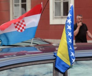 20.06.2014., Sisak - Brojni vozaci u Sisku poput mnogih u ostalim hrvatskim gradovima svoje automobile ukrasavaju zastavicama Hrvatske, a vozac ovog automobila svoju dvojbu oko reprezentacije za koju vise navija na Svjetskom prvenstvu rijesio je isticanjem zastavica i Hratske i Bosne i Hercegovine. 
Photo:Nikola Cutuk/PIXSELL