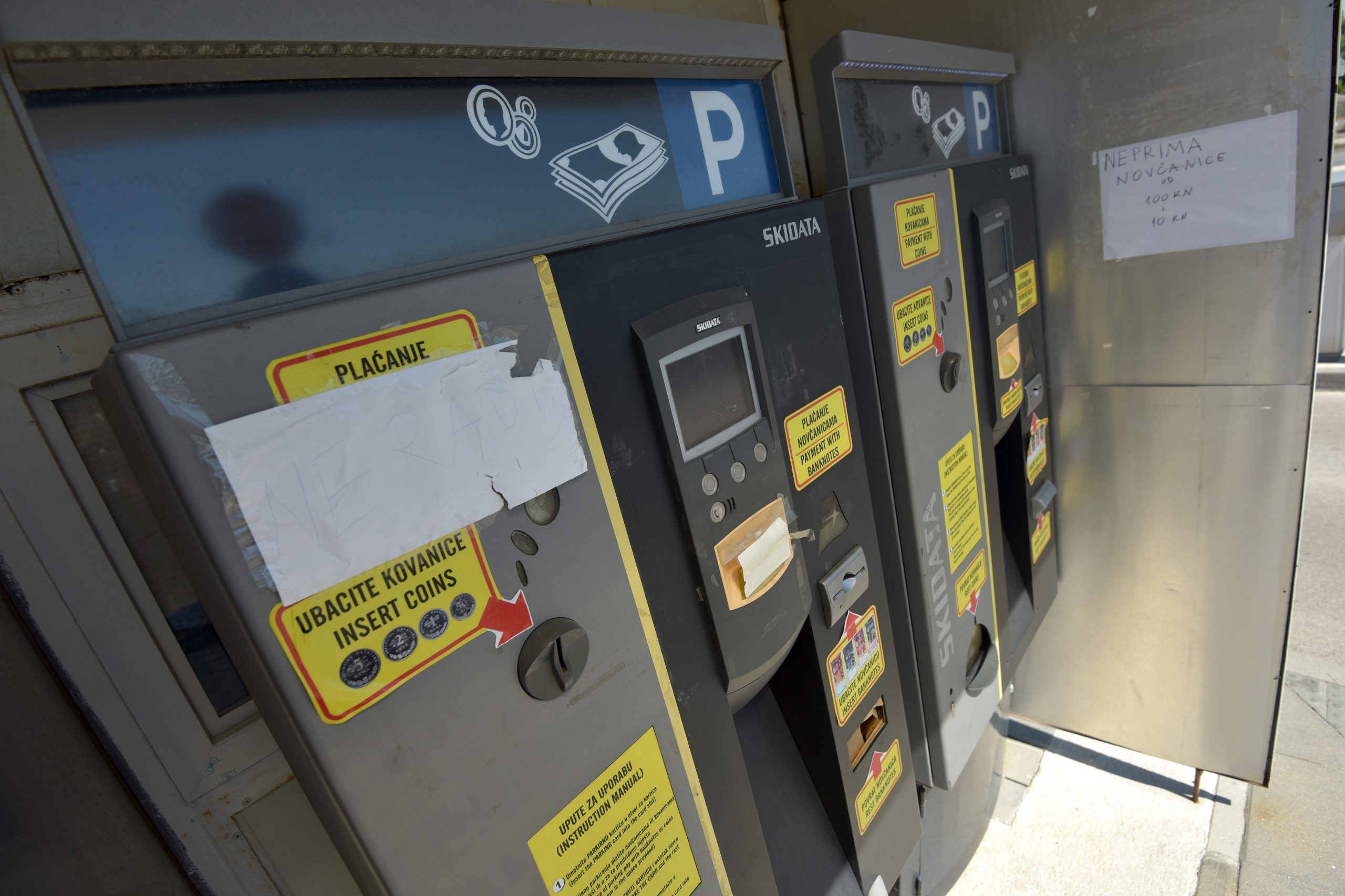 20.08.2019., Zadar - Parking u luci Gazenica. Korisnici se cesto zale na ispravnost aparata za naplatu tako da se zna dogoditi da vozaci ne mogu izaci s parkinga. Photo: Dino Stanin/PIXSELL