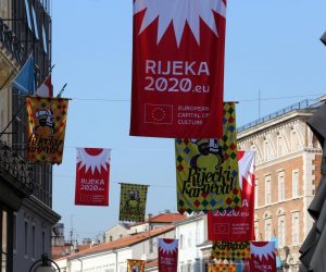 22.01.2020., Rijeka - Korzo ukraseno zastavama Rijeckog karnevala i Rijeke 2020 Europske prijestolnice kulture. 

Photo: Goran Kovacic/PIXSELL