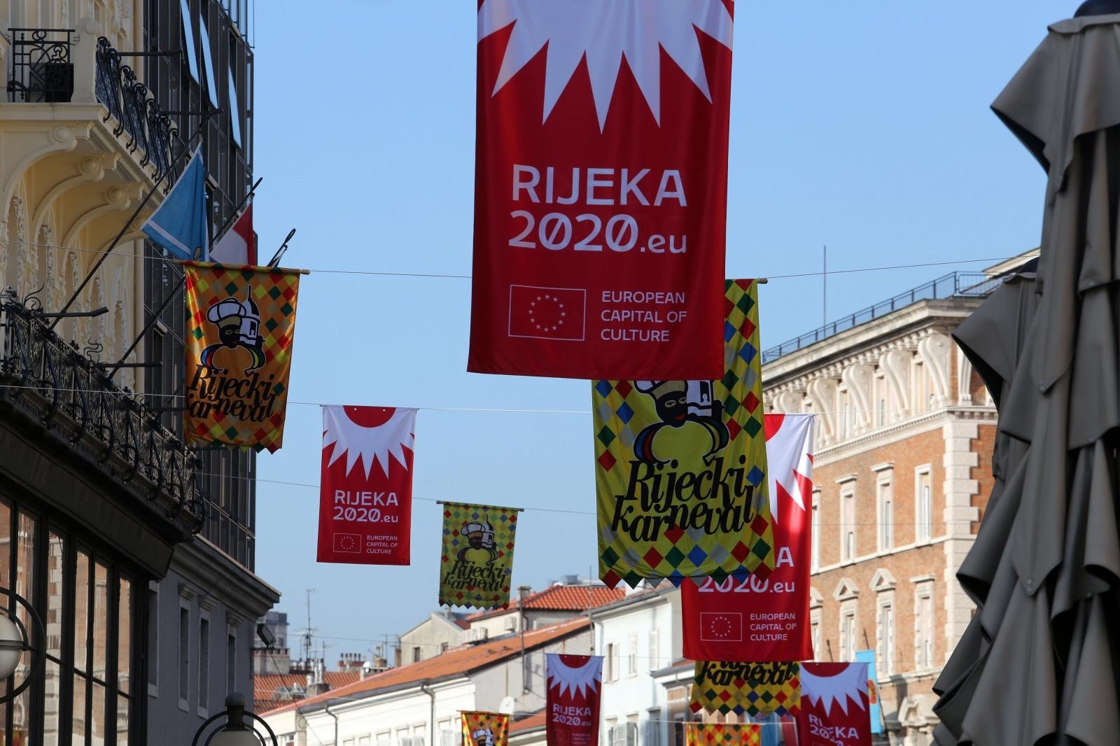 22.01.2020., Rijeka - Korzo ukraseno zastavama Rijeckog karnevala i Rijeke 2020 Europske prijestolnice kulture. 

Photo: Goran Kovacic/PIXSELL