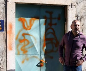 22.02.2020.,Sibenik-Na ulaznim vratima obiteljske kuce saborskog zastupnika Hrvoja Zekanovica u Tezackoj ulici u Sibeniku ispisani i iscrtani neprimjereni uvrijedljivi grafiti.
Photo: Dusko Jaramaz/PIXSELL