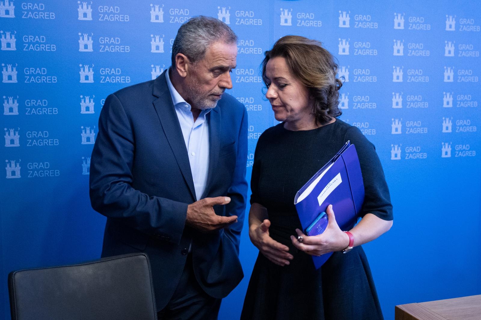 22.10.2019., Zagreb - GradonaCelnik Zagreba Milan Bandic sa suradnicima odrzao je konferenciju za novinare na temu "Akti gradonacelnika" u povodu 28. sjednice Gradske skupstine Grada Zagreba. Milan Bandic, Mirka Jozic.
Photo: Davor Puklavec/PIXSELL