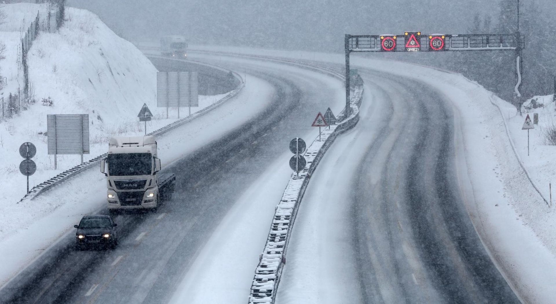 23.01.2019., Lokve - Snijeg i zimski uvjeti na prometnicama kroz Gorski Kotar, staroj cesti Rijeka-Zagreb i autocesti Rijeka - Zagreb A6.  
Photo: Goran Kovacic/PIXSELL