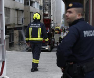 24.11.2019., Split - Pozar u stanu u zgradi u Papandopulovoj ulici na Trsteniku. Na terenu je hitna pomoc i pet vatrogasnih vozila. Photo: Milan Sabic/PIXSELL