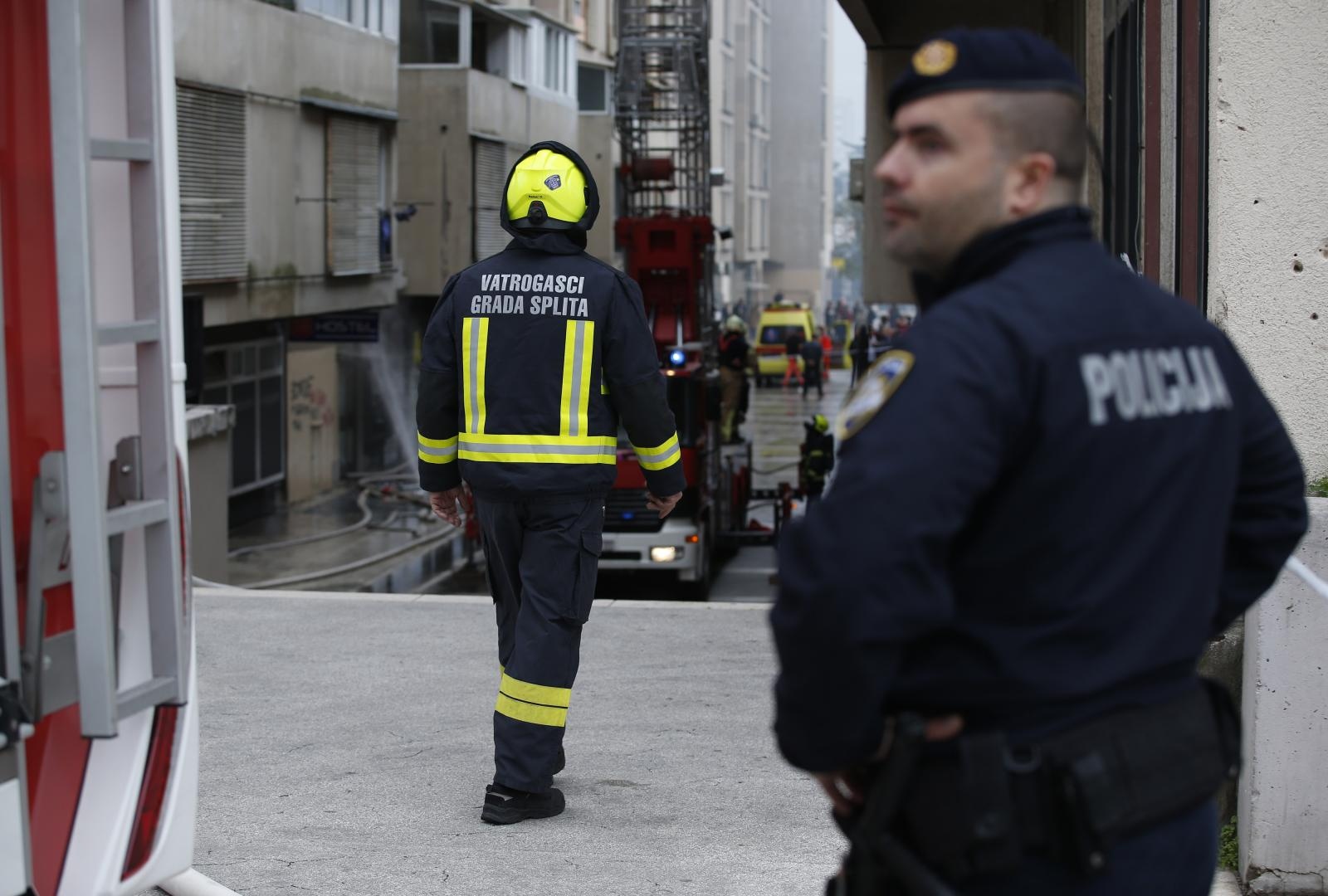 24.11.2019., Split - Pozar u stanu u zgradi u Papandopulovoj ulici na Trsteniku. Na terenu je hitna pomoc i pet vatrogasnih vozila. Photo: Milan Sabic/PIXSELL
