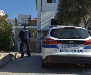 Otac bacio svoje četvero male djece s prvog kata kuće u Pagu 28.02.2019., Pag - Muskarac je u gradu Pagu u Ulici Josipa bana Jelačića s prvog kata kuce bacio svoje cetvero malodobne djece. Photo: Dino Stanin/PIXSELL