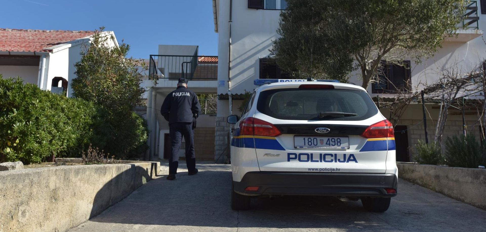 Otac bacio svoje četvero male djece s prvog kata kuće u Pagu 28.02.2019., Pag - Muskarac je u gradu Pagu u Ulici Josipa bana Jelačića s prvog kata kuce bacio svoje cetvero malodobne djece. Photo: Dino Stanin/PIXSELL