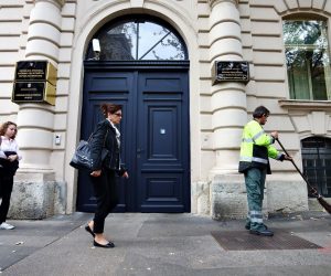 28.10.2013., Zagreb - Radnik Cistoce cisti lisce ispred zgrade Drzavnog odvjetnistva Republike Hrvatske u Gajevoj 30. 
Photo: Davor Puklavec/PIXSELL