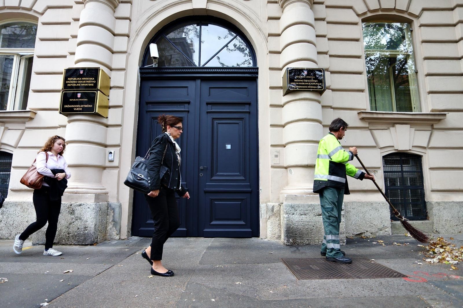 28.10.2013., Zagreb - Radnik Cistoce cisti lisce ispred zgrade Drzavnog odvjetnistva Republike Hrvatske u Gajevoj 30. 
Photo: Davor Puklavec/PIXSELL