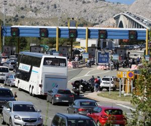 29.06.2019., Kraljevica - Prosvjed bajkera na Krckom mostu zbog naplate mostarine. Bikeri sitnisem placali most  istvorili guzvu.
Photo:Goran Kovacic/PIXSELL