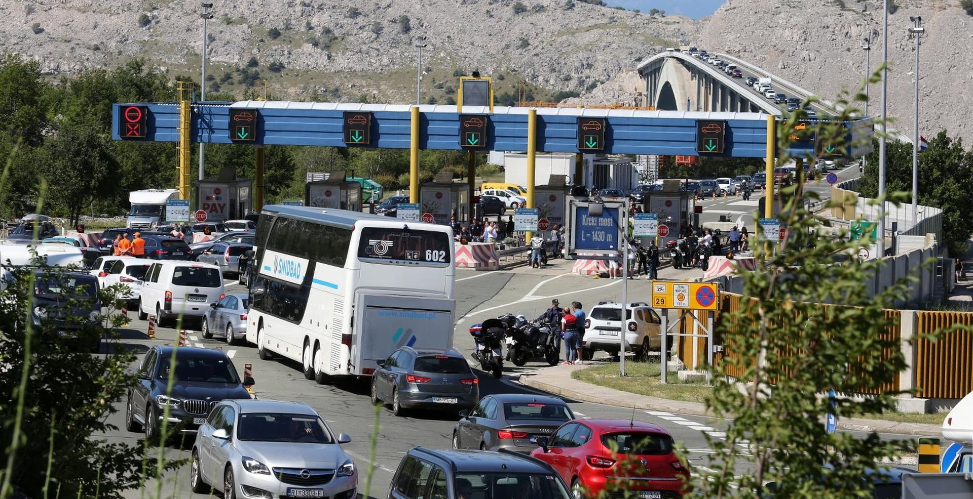 29.06.2019., Kraljevica - Prosvjed bajkera na Krckom mostu zbog naplate mostarine. Bikeri sitnisem placali most  istvorili guzvu.
Photo:Goran Kovacic/PIXSELL