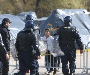 Velika Kladuša: Granični prijelaz i dalje zatvoren, migranti u improviziranom kampu 30.10.2018., Velika Kladusa - Granicni prijelaz Maljevac-Velika Kladusa i dalje je zatvoren za sav promet. Izbjeglice su i dalje u improviziranom kampu stotinjak metara od granice. Oko 200 migranata podiglo je satore uz granicu gdje borave, tijekom dana neki borave po parkovima u Velikoj Kladusi. 
Photo: Kristina Stedul Fabac/PIXSELL