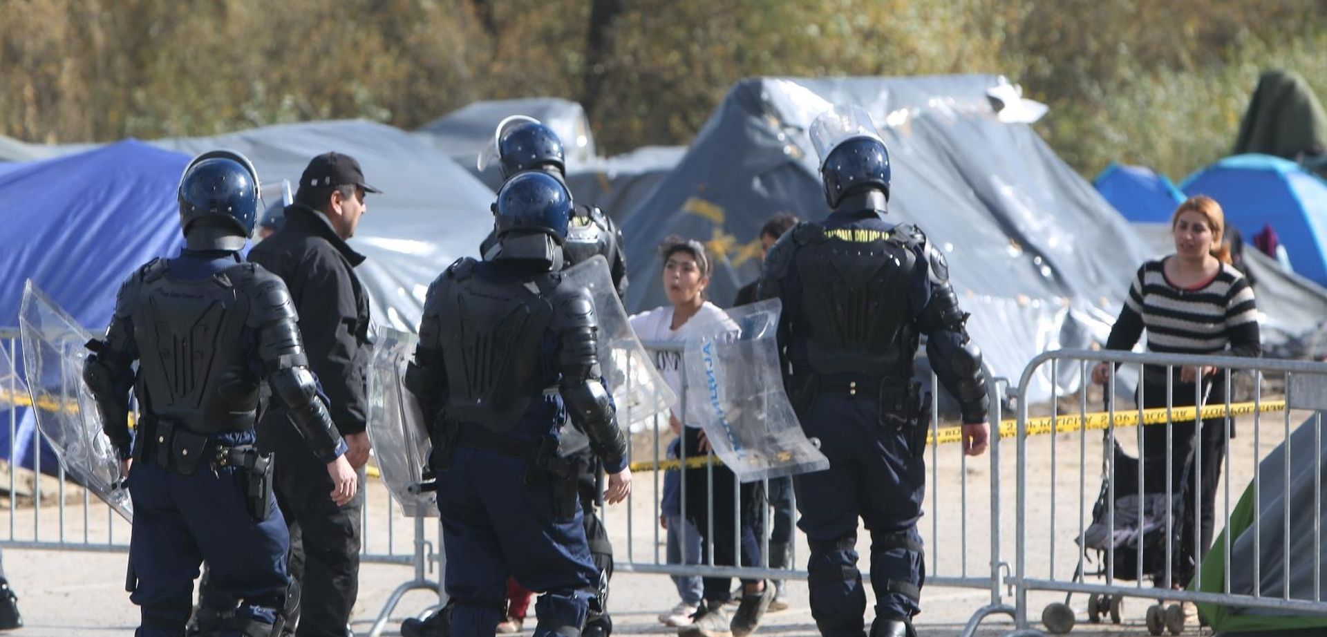 Velika Kladuša: Granični prijelaz i dalje zatvoren, migranti u improviziranom kampu 30.10.2018., Velika Kladusa - Granicni prijelaz Maljevac-Velika Kladusa i dalje je zatvoren za sav promet. Izbjeglice su i dalje u improviziranom kampu stotinjak metara od granice. Oko 200 migranata podiglo je satore uz granicu gdje borave, tijekom dana neki borave po parkovima u Velikoj Kladusi. 
Photo: Kristina Stedul Fabac/PIXSELL