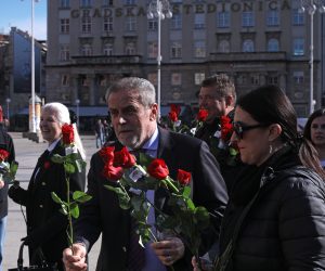 Zagreb, 29.1.2020 - Povodom Valentinova predsjednik Stranke rada i solidarnosti Milan Bandić, zajedno s članicama Žene 365 i Mladi 365 Stranke rada i solidarnosti, priredio je druženje s građanima i podjelu ruža povodom Dana zaljubljenih .foto HINA/ Tomislav PAVLEK/tp