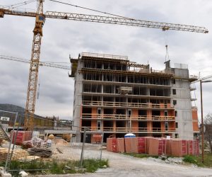 10.02.2020., Sibenik - U naselju Vidici u Sibeniku grade se stambene zgrade u kojima ce biti 102 stana. Photo: Hrvoje Jelavic/PIXSELL